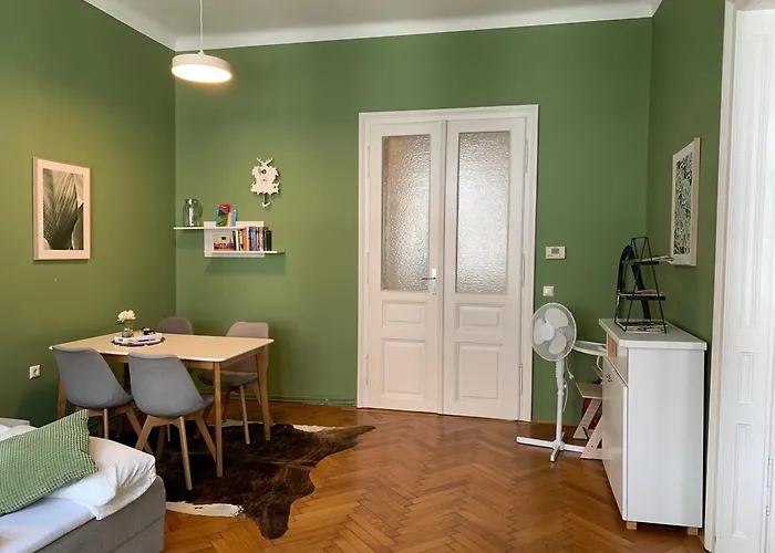 Grosszuegiger Wiener Altbau Gleich Neben Schoenbrunn * Bécs