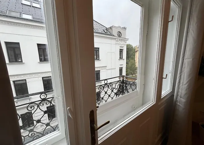 Grosszuegiger Wiener Altbau Gleich Neben Schoenbrunn *