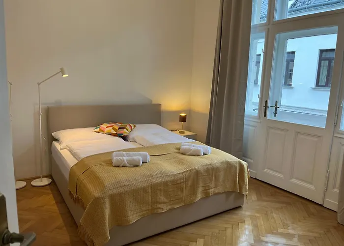 Grosszuegiger Wiener Altbau Gleich Neben Schoenbrunn Apartman Bécs