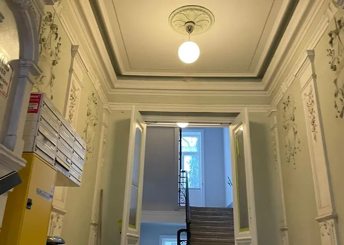 Grosszuegiger Wiener Altbau Gleich Neben Schoenbrunn *