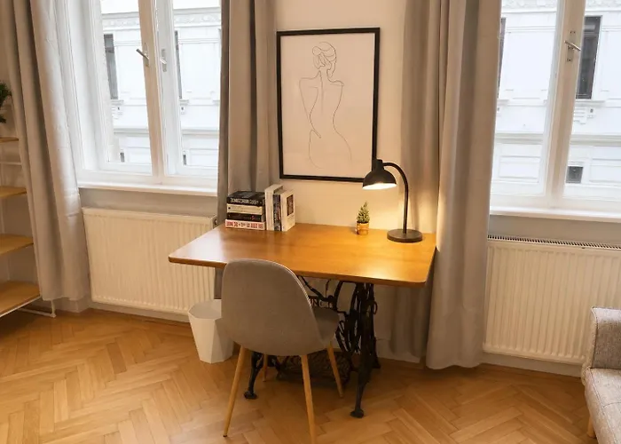 Grosszuegiger Wiener Altbau Gleich Neben Schoenbrunn Bécs