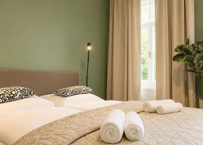 Grosszuegiger Wiener Altbau Gleich Neben Schoenbrunn Bécs