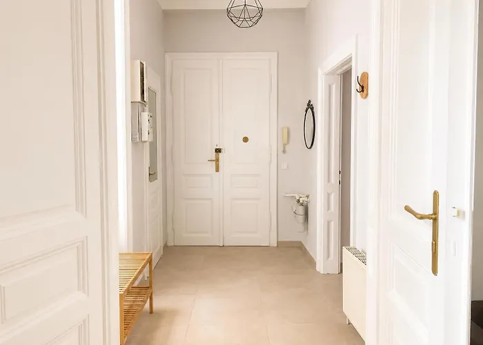 Grosszuegiger Wiener Altbau Gleich Neben Schoenbrunn *