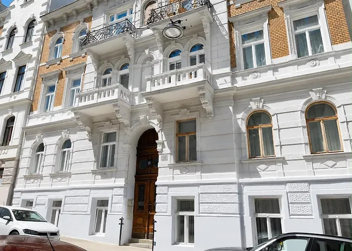 Grosszuegiger Wiener Altbau Gleich Neben Schoenbrunn Bécs